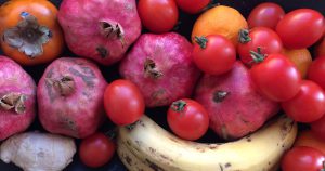 как приучить попугая к овощам и фруктам